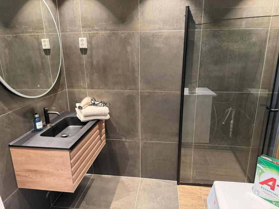 Shower, Bathroom, towels
