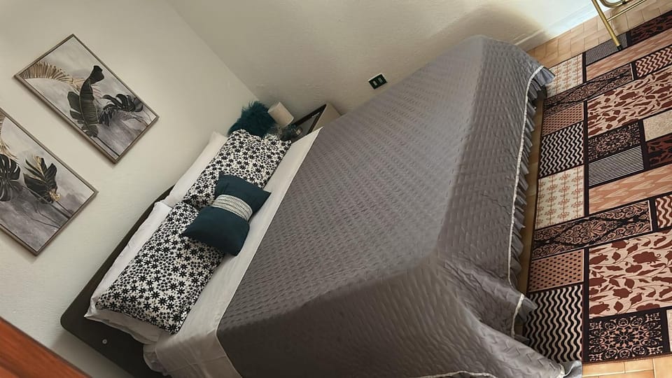 Bed, Bedroom, air conditioner