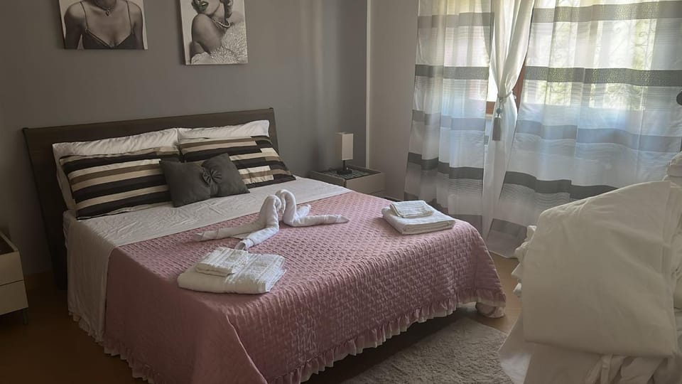Bedroom, towels, air conditioner