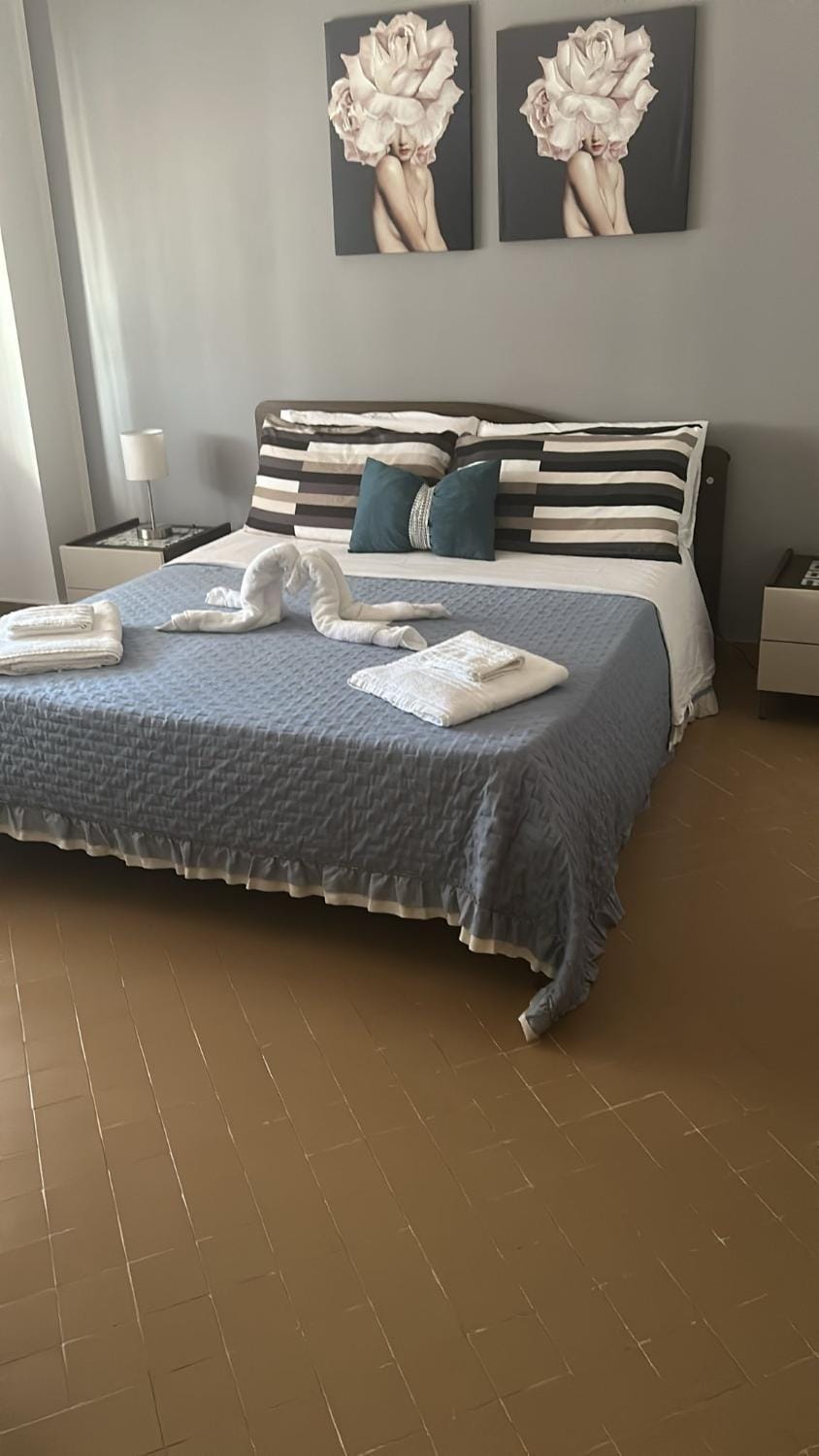 Bed, Bedroom, towels, air conditioner