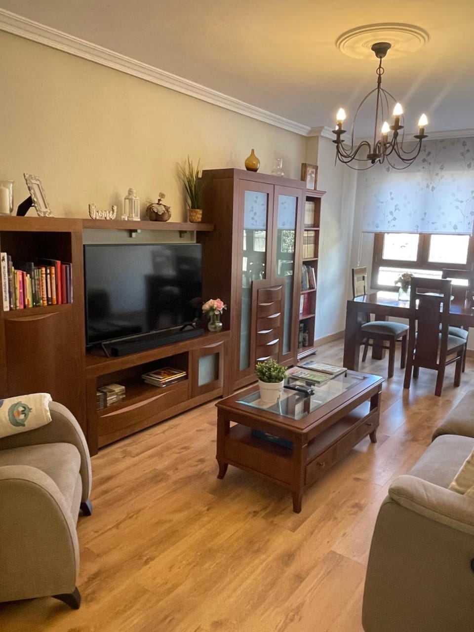 Communal lounge/ TV room, Library, TV and multimedia, Living room, Seating area
