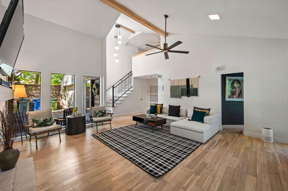 Communal lounge/ TV room, Living room, Seating area