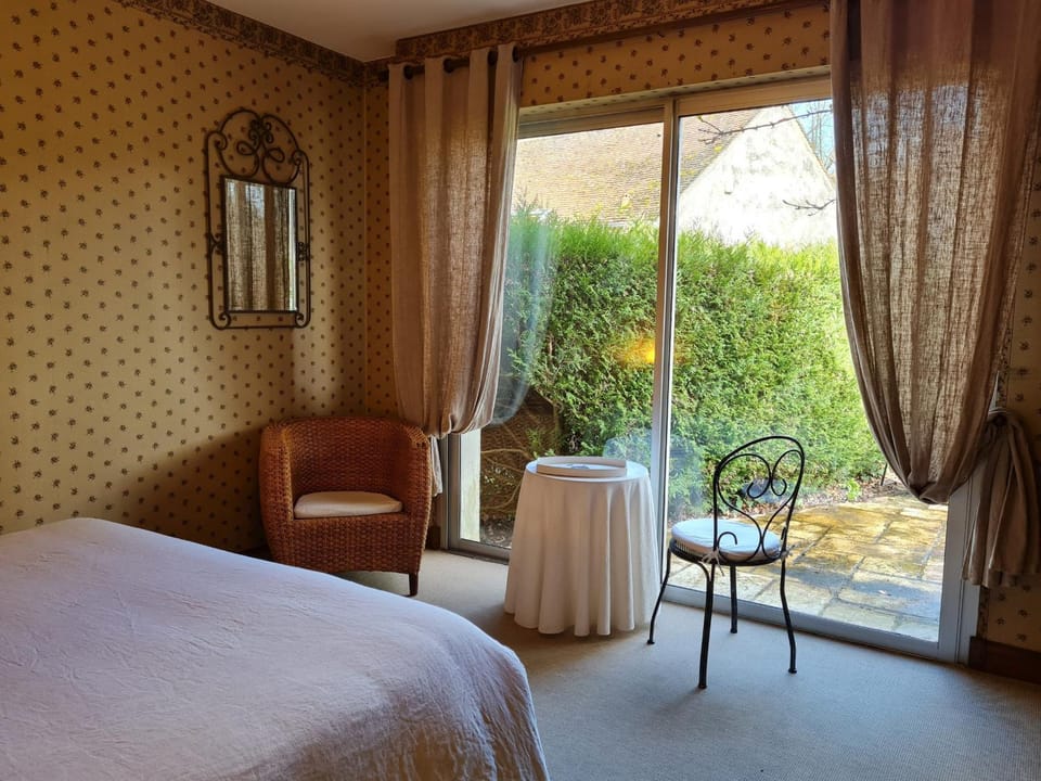 Grande maison calme avec jardin et rivière - FR-1-590-263 Bed and Breakfast in Centre-Val de Loire