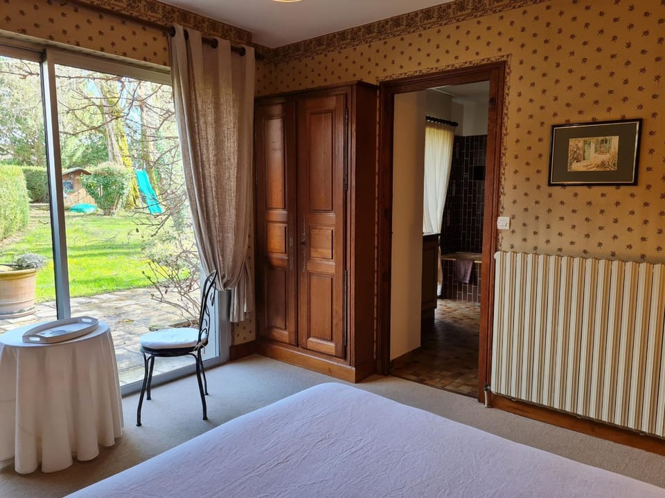 Grande maison calme avec jardin et rivière - FR-1-590-263 Bed and Breakfast in Centre-Val de Loire