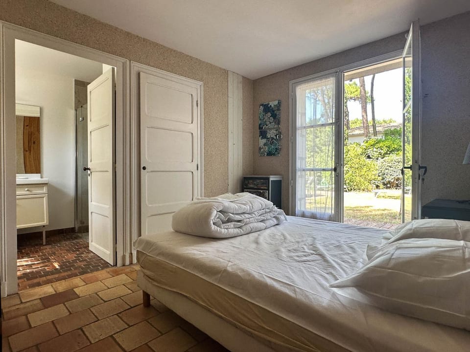 Villa moderne avec piscine pour 8 personnes - La Palmyre - FR-1-705-103 Villa in Les Mathes