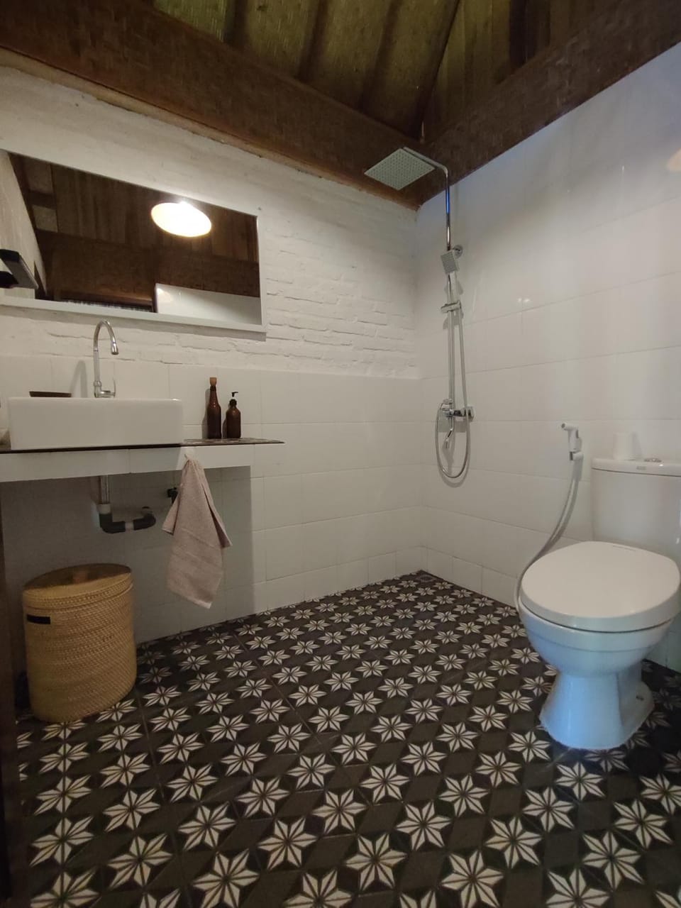 Shower, Toilet, Property building, Bathroom