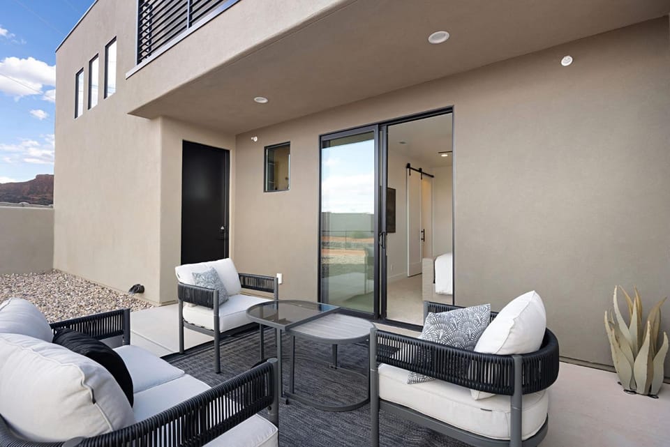 Property building, Patio, Balcony/Terrace