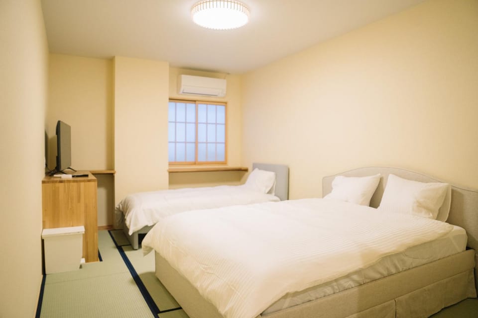 Bed, TV and multimedia, Bedroom, air conditioner