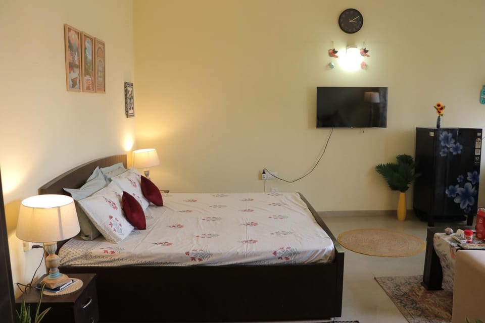 Bed, TV and multimedia, Photo of the whole room, Evening entertainment, Bedroom
