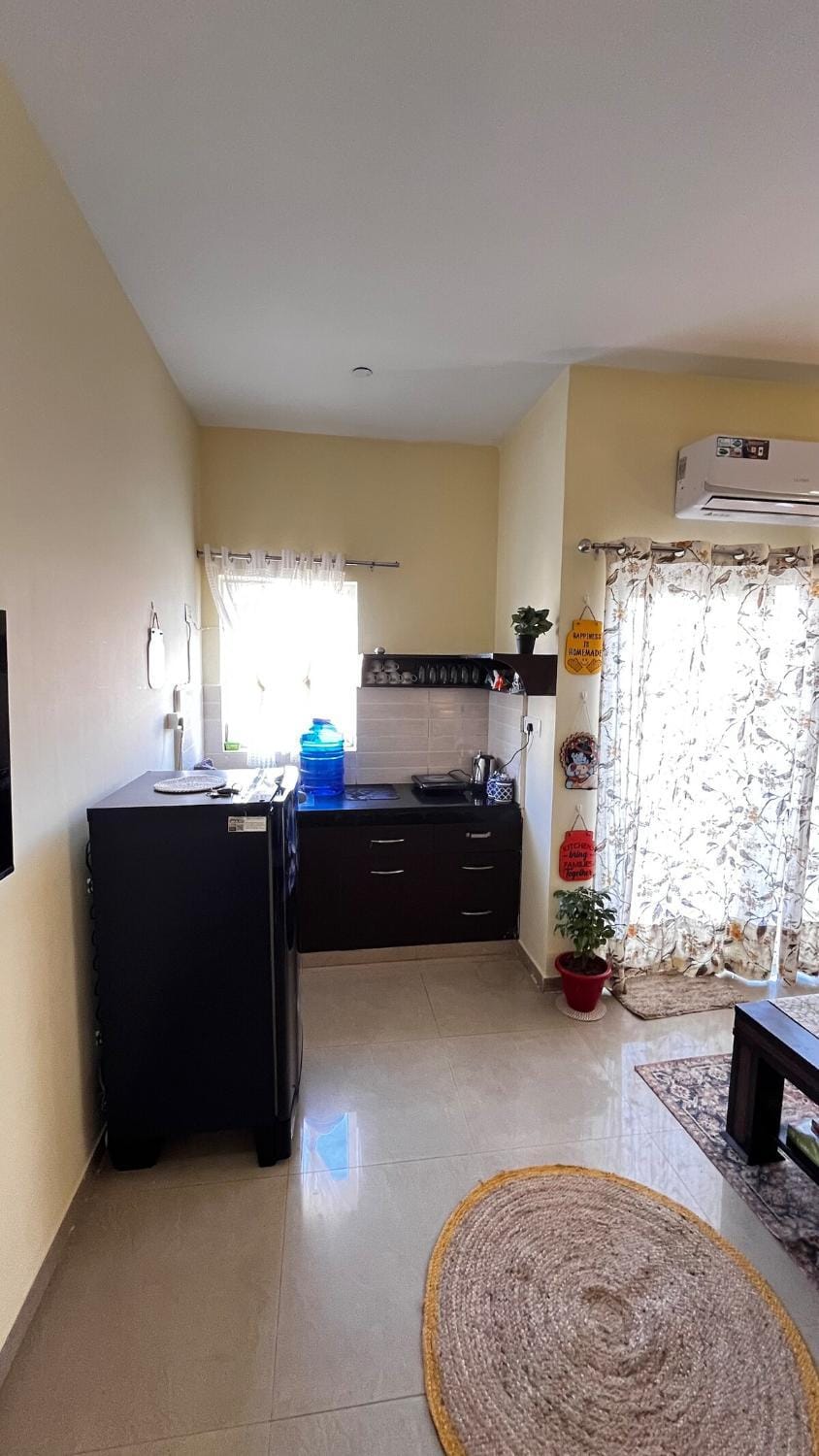 Kitchen or kitchenette, minibar