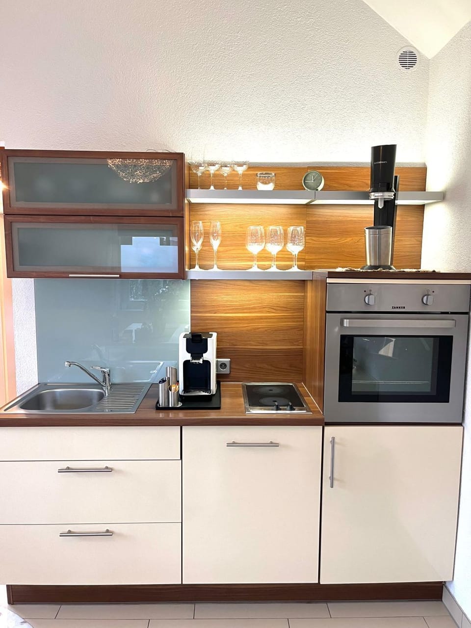 Coffee/tea facilities, Kitchen or kitchenette, dishwasher, oven, stove, toaster