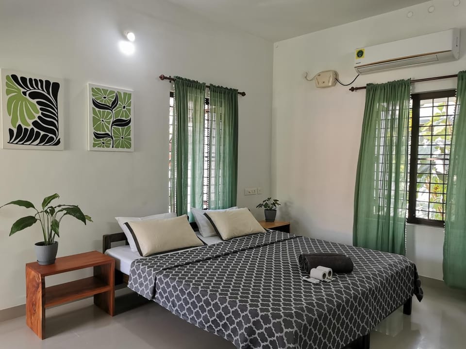 Bed, Photo of the whole room, Bedroom, air conditioner