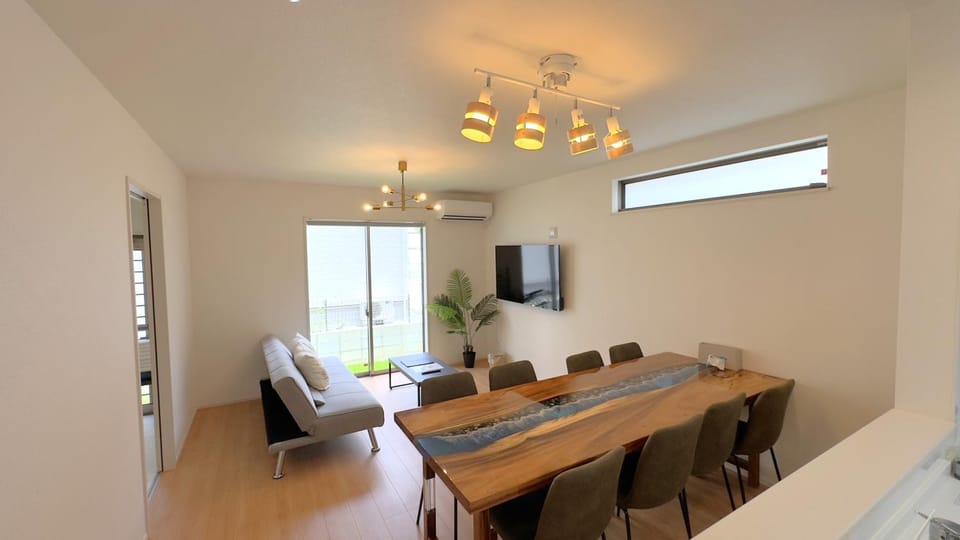 TV and multimedia, Living room, Seating area, Dining area