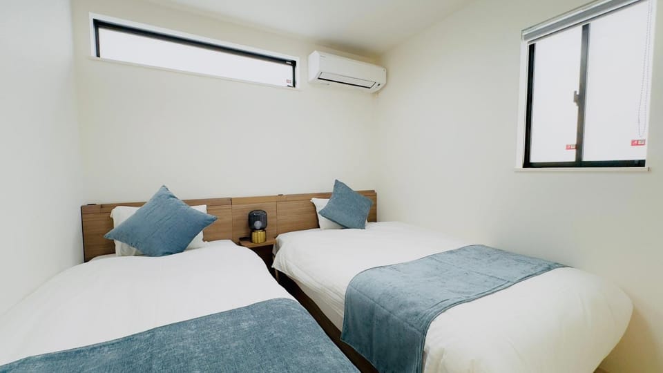 Bed, Photo of the whole room, Bedroom, air conditioner