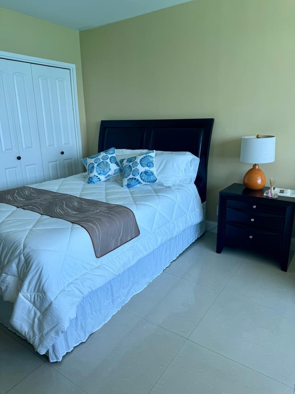 Castle beach studio,tennis court and swimming pool with beach access Apartment hotel in Miami Beach