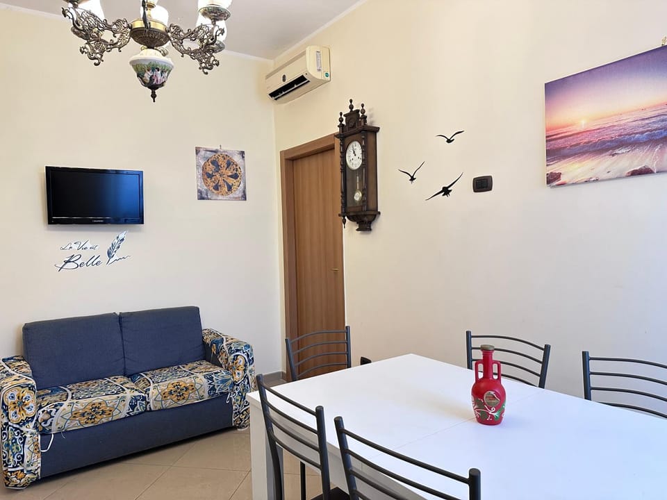 TV and multimedia, Living room, Seating area, Dining area