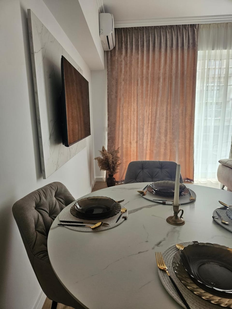 TV and multimedia, Living room, Seating area, Dining area