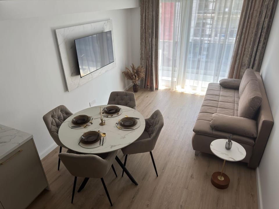 TV and multimedia, Living room, Seating area, Dining area