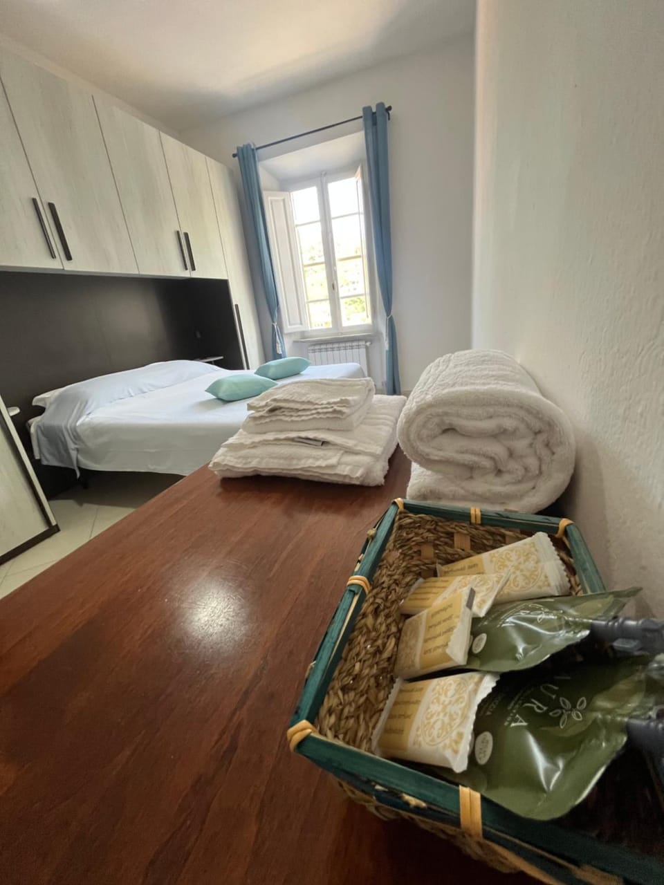 Bed, Bedroom, towels