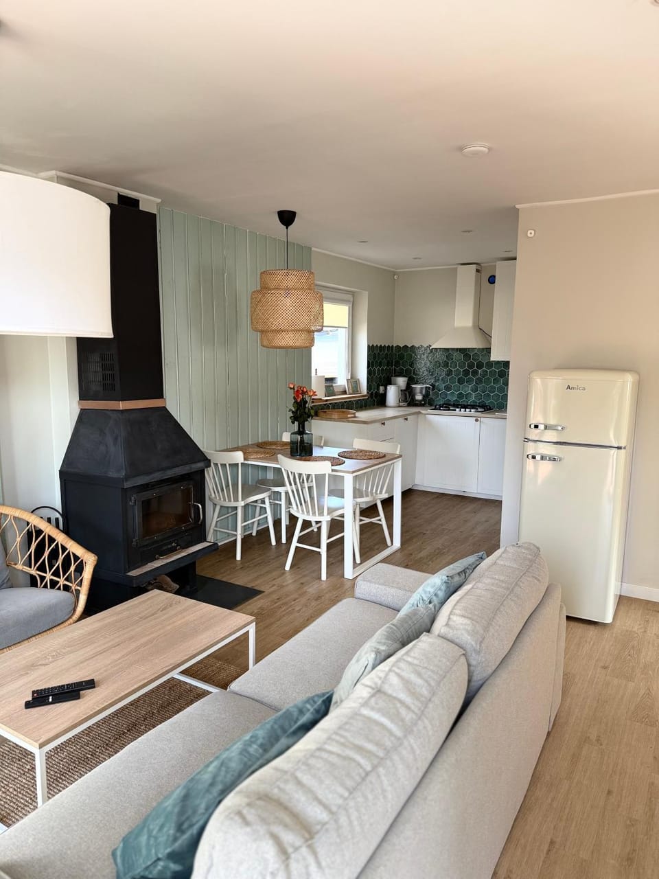 Kitchen or kitchenette, Living room, Seating area, Dining area, fireplace