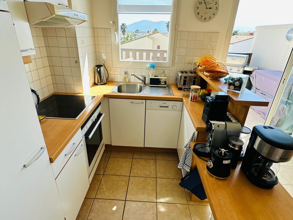 Coffee/tea facilities, Kitchen or kitchenette, dishwasher, oven, stove, toaster