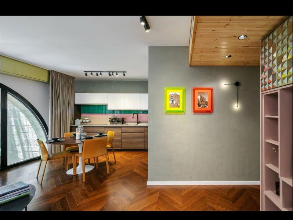 Kitchen or kitchenette, Seating area