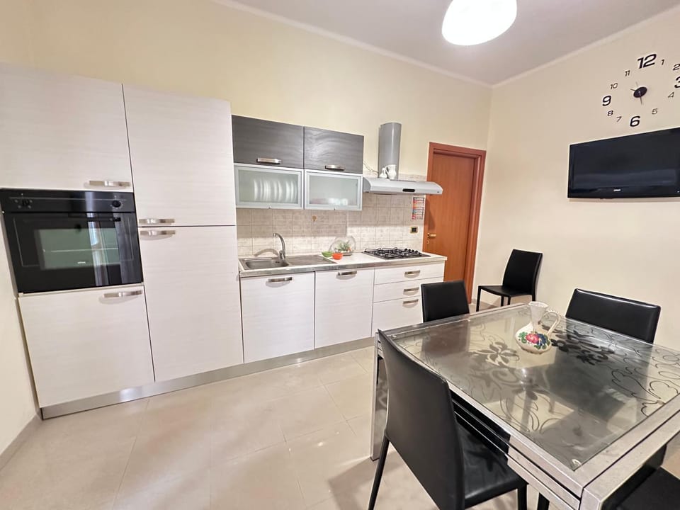 TV and multimedia, Kitchen or kitchenette, Dining area, oven, stove