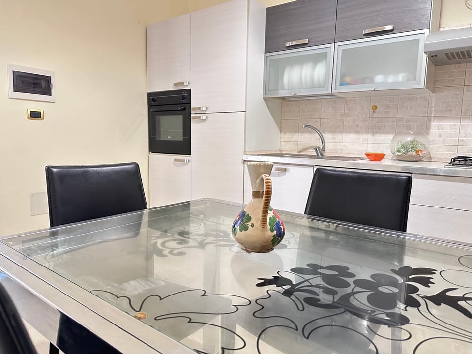 Kitchen or kitchenette, Dining area, oven, stove