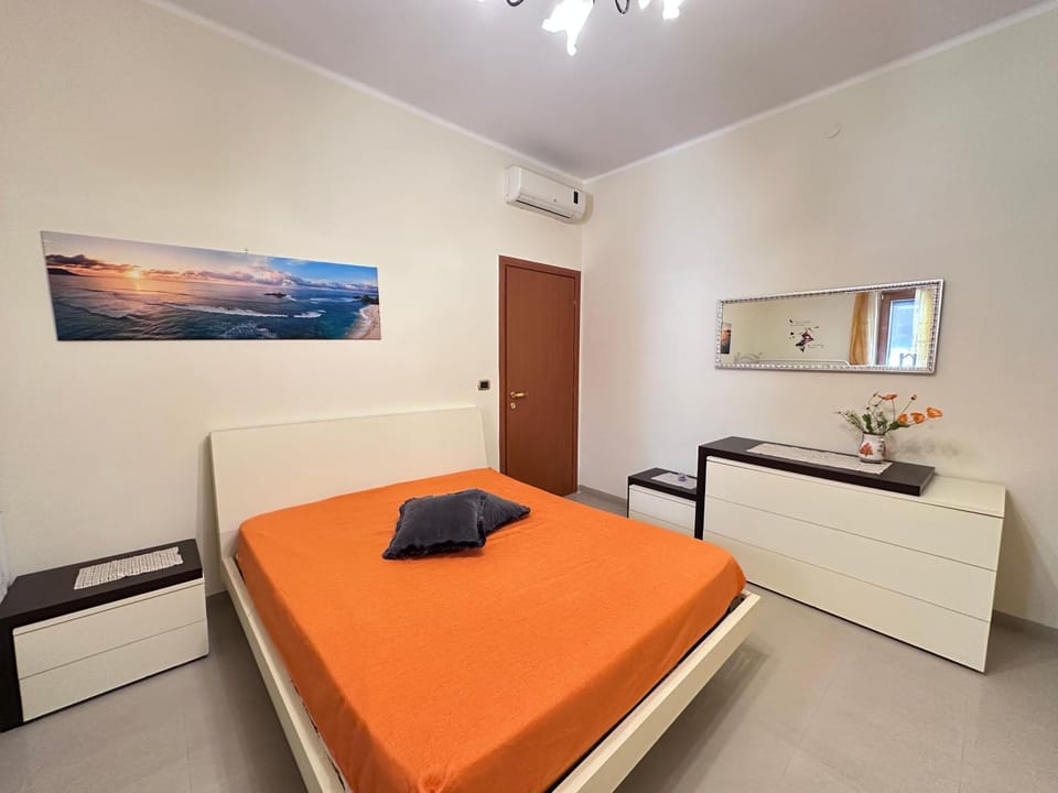 Bed, Photo of the whole room, Bedroom, air conditioner