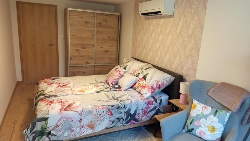 Bedroom, wardrobe