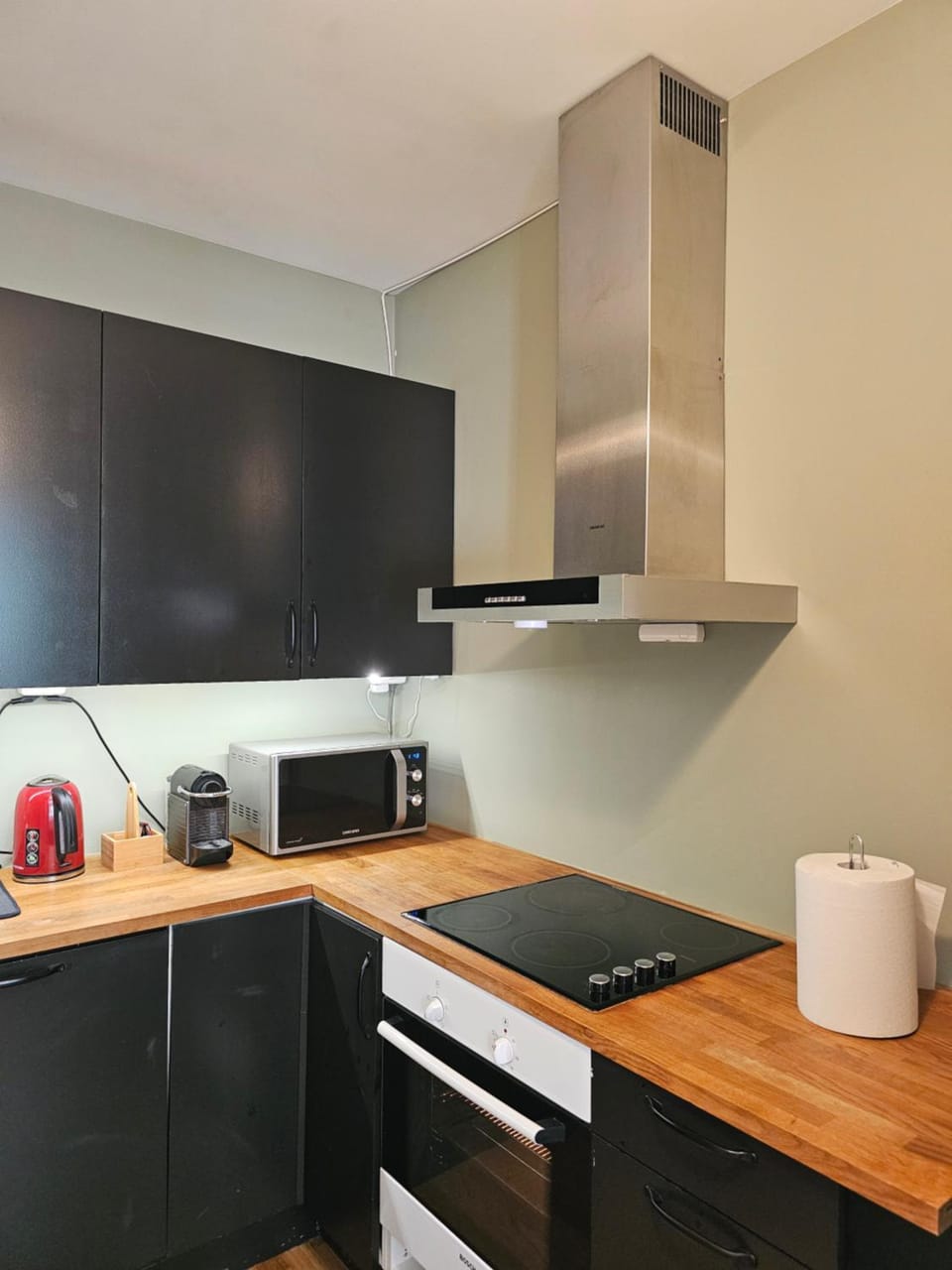 Coffee/tea facilities, microwave, oven, stove, kitchen