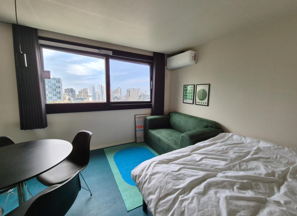Photo of the whole room, Decorative detail