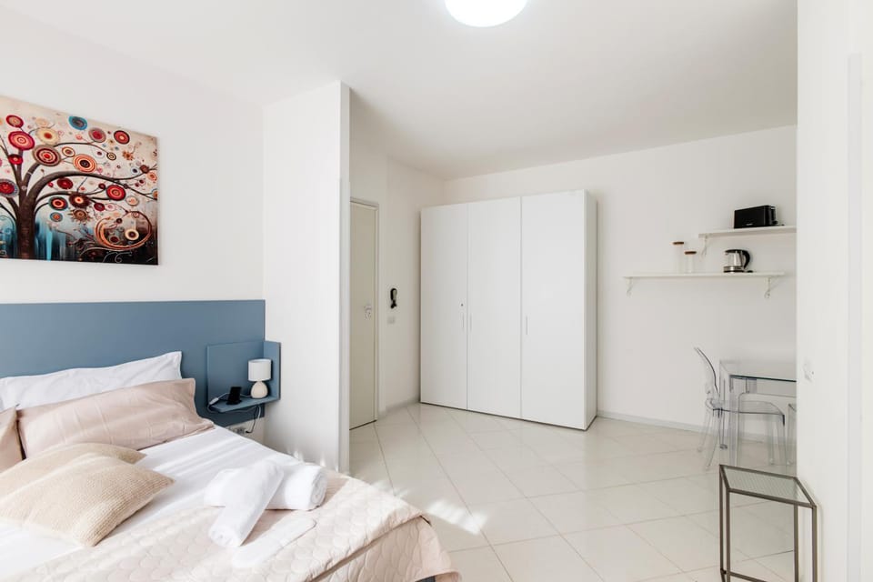 Bed, Photo of the whole room, wardrobe
