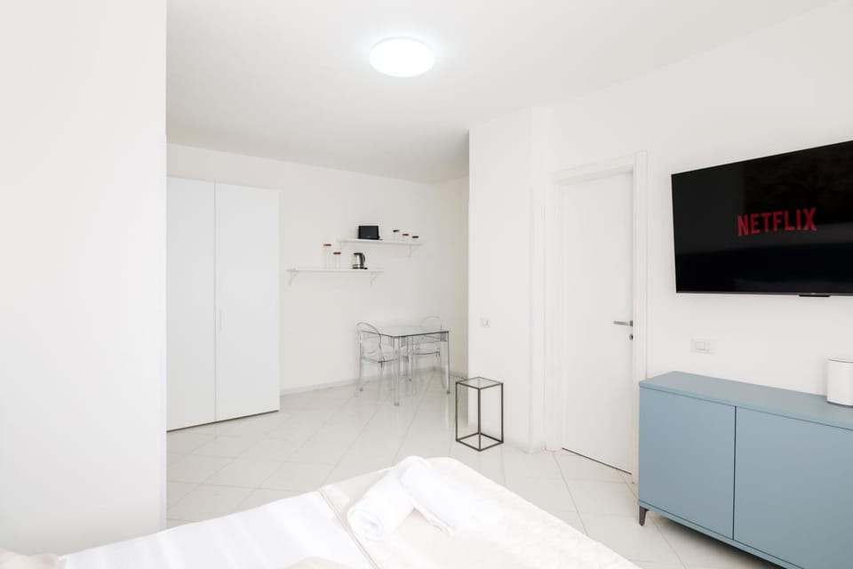 Bed, TV and multimedia, Photo of the whole room, Bedroom, wardrobe