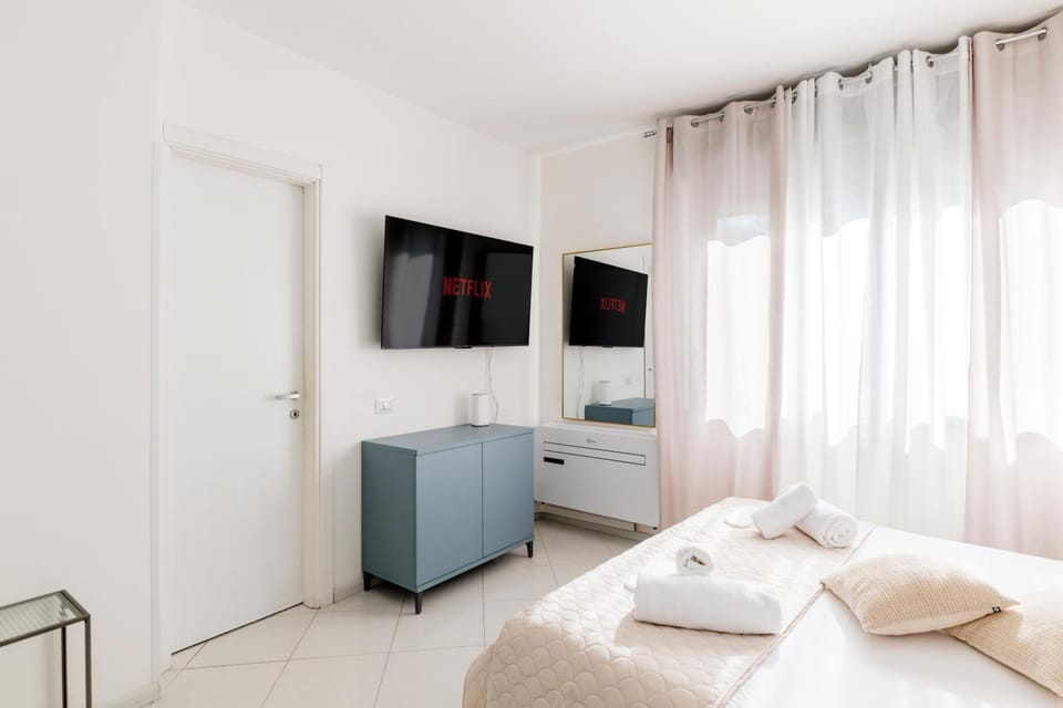 Bed, Evening entertainment, Bedroom