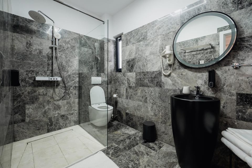 Shower, Toilet, Bathroom, towels