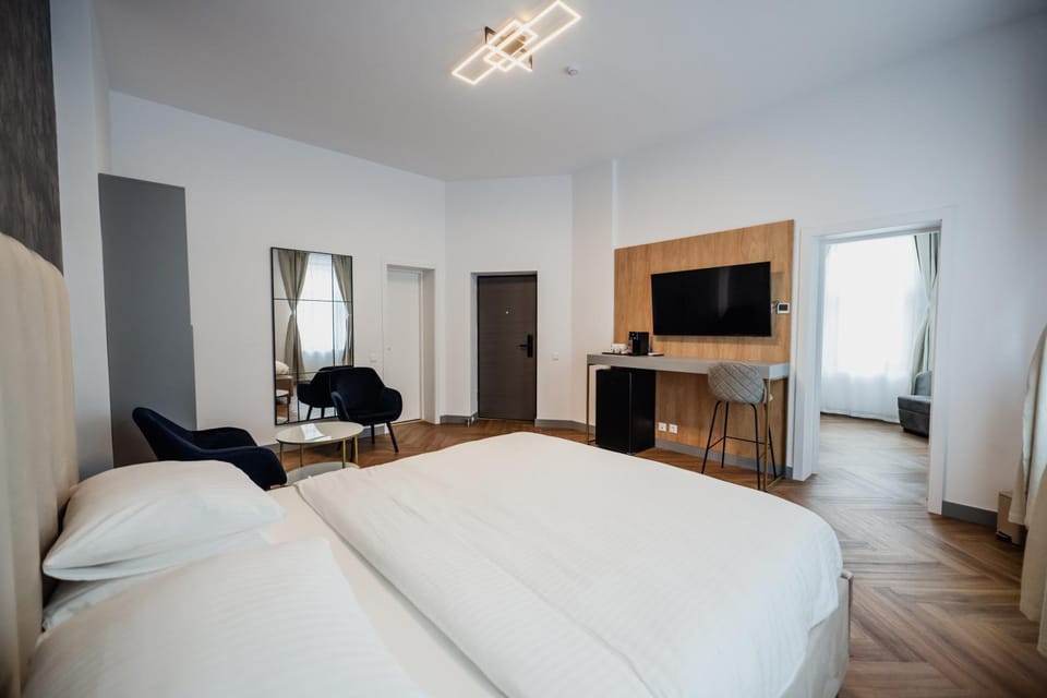 Bed, TV and multimedia, Living room, Photo of the whole room, Bedroom