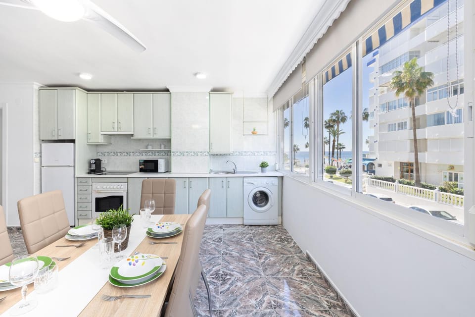 Kitchen or kitchenette, Dining area, Sea view