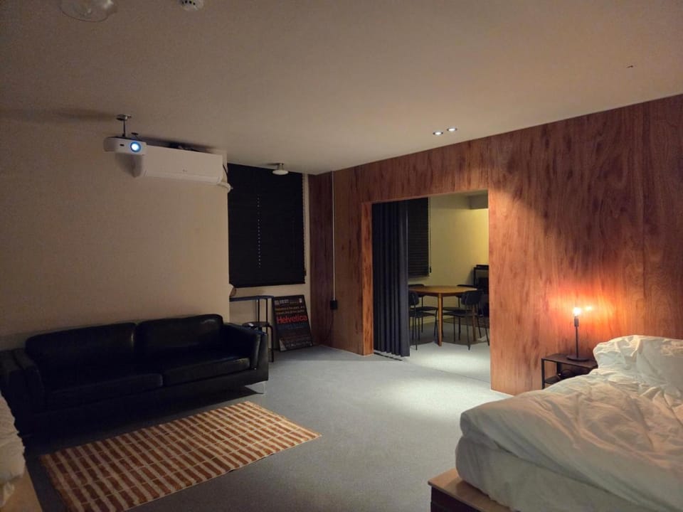Bed, TV and multimedia, Seating area, Bedroom