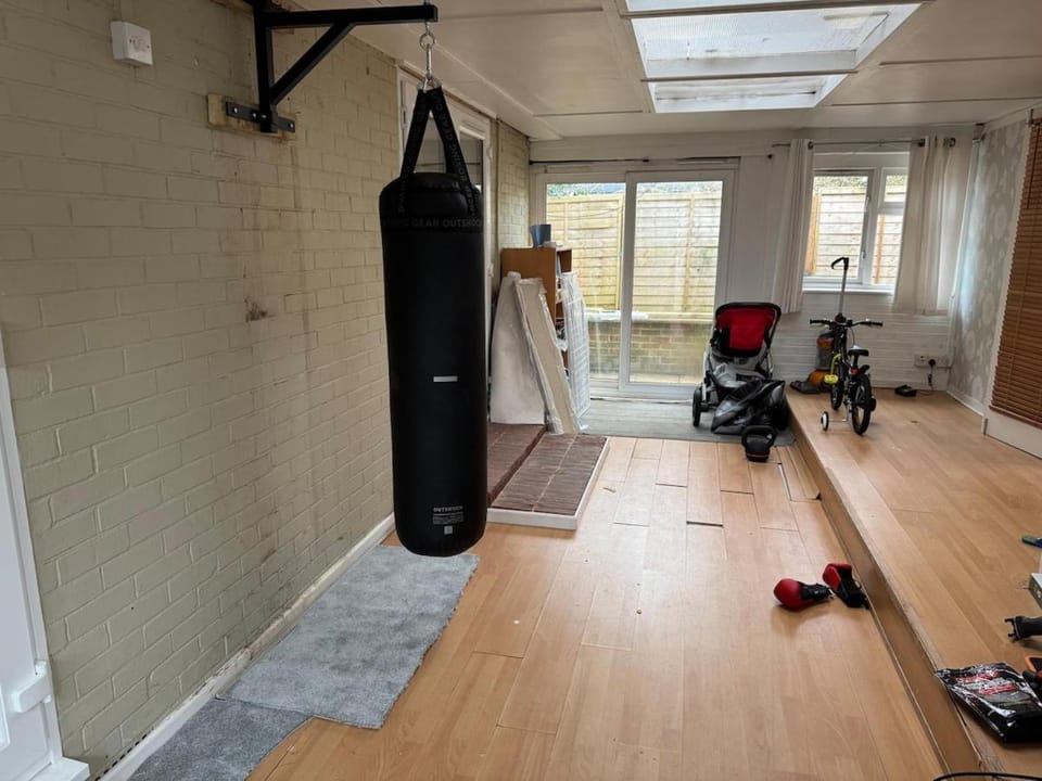 Modern 4BR House with Parking, 8 Mins to Gatwick Airport House in Crawley