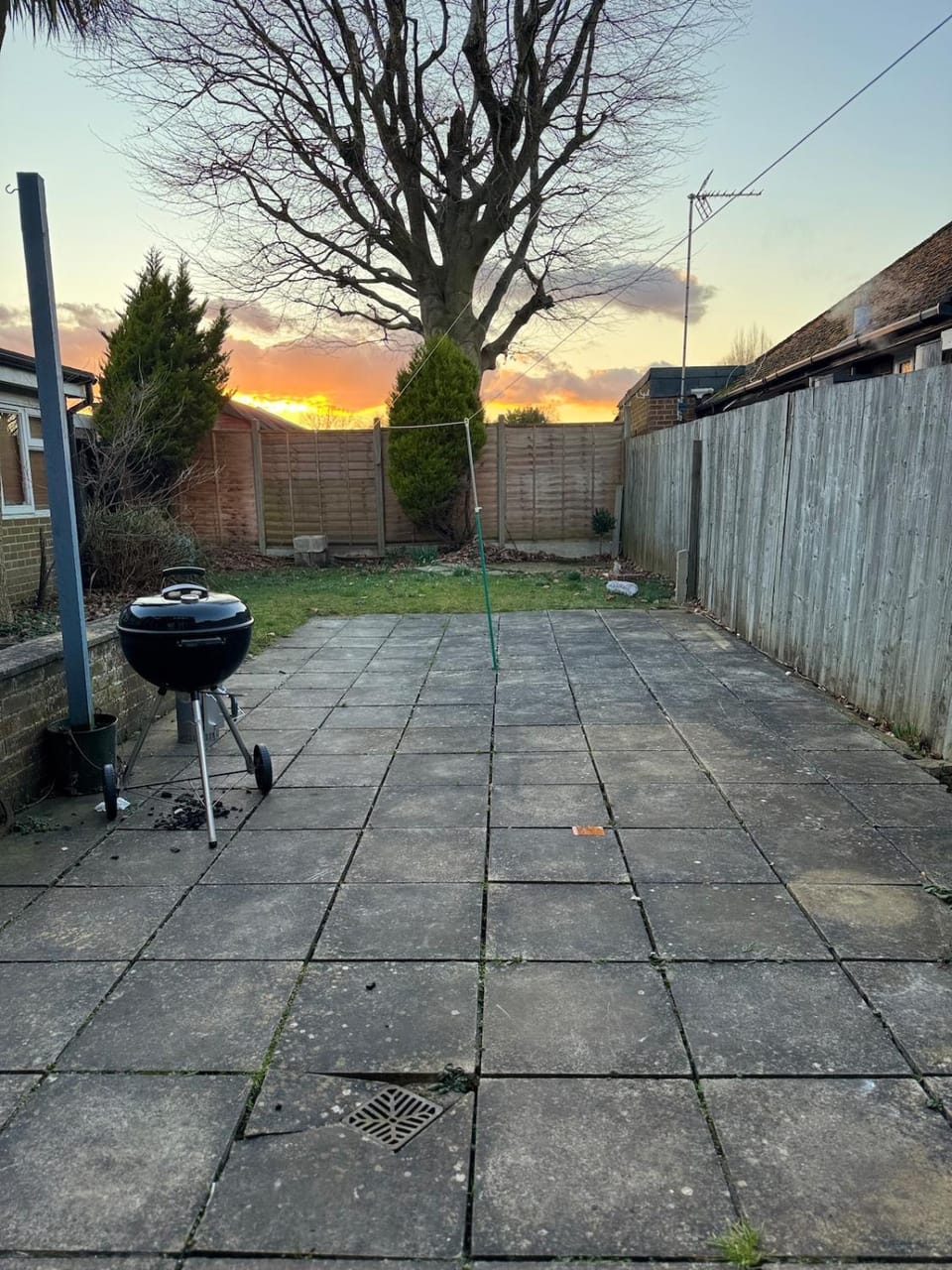 Modern 4BR House with Parking, 8 Mins to Gatwick Airport House in Crawley