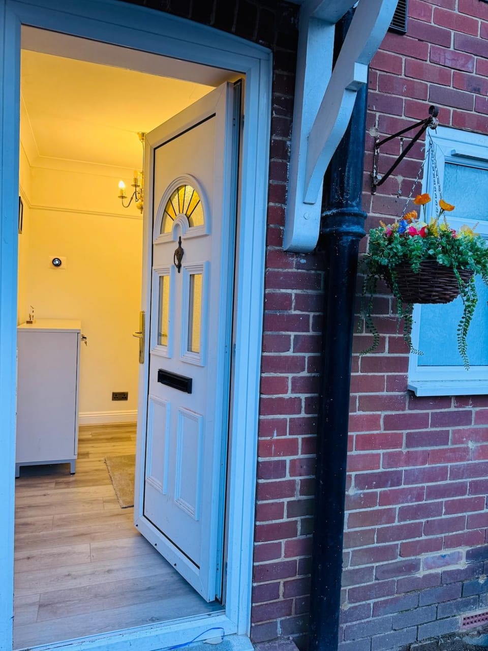 Modern 4BR House with Parking, 8 Mins to Gatwick Airport House in Crawley