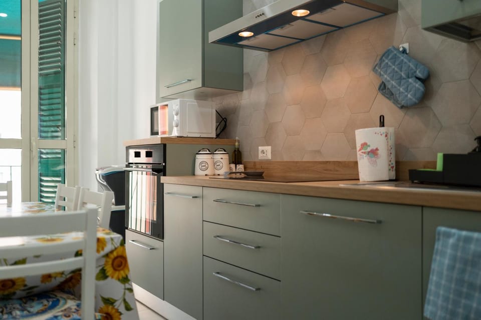 Dining area, kitchen