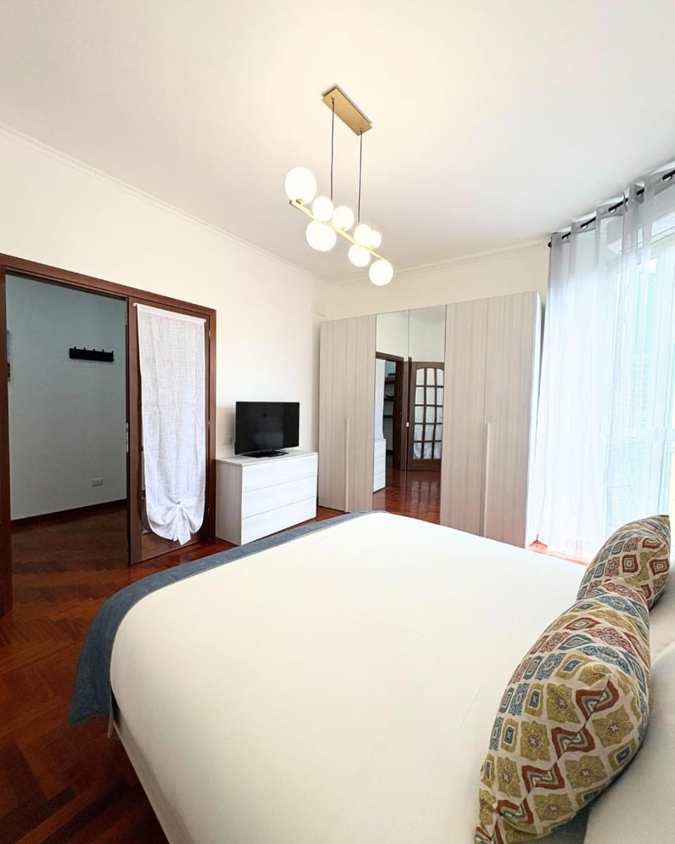 Bed, TV and multimedia, Photo of the whole room, Bedroom, internet, wardrobe
