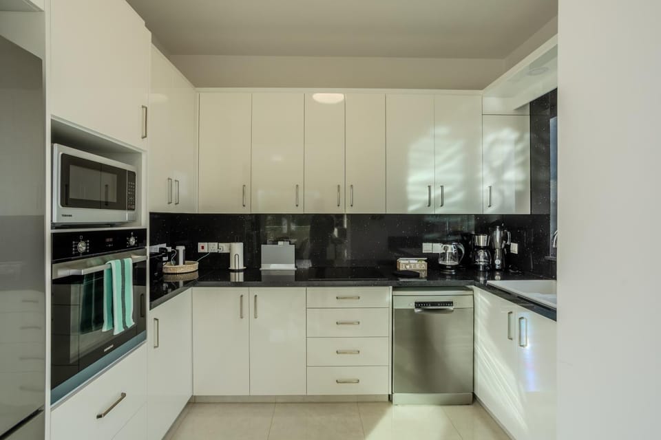 Coffee/tea facilities, Kitchen or kitchenette, dishwasher, oven, stove, toaster