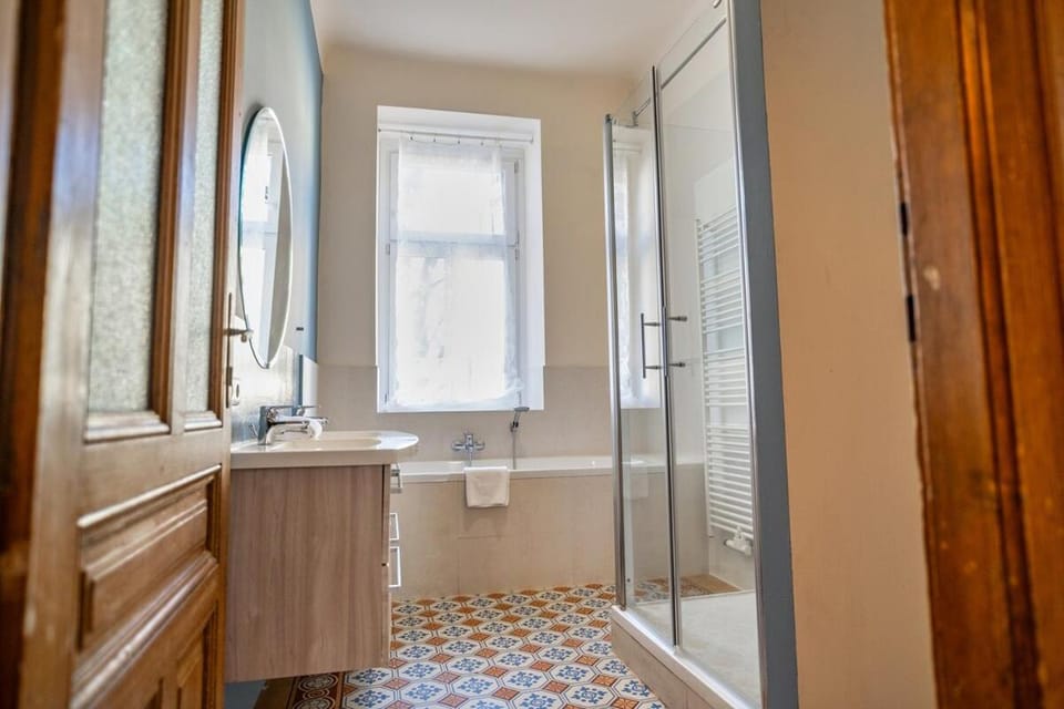 Feel at Home I Bright Windows I Penzing Trainstation Apartment in Vienna