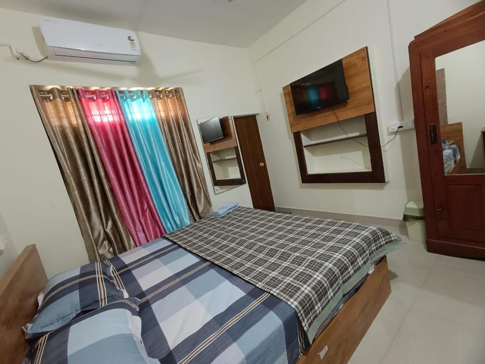 Communal lounge/ TV room, Bed, TV and multimedia, Photo of the whole room, Evening entertainment, Bedroom, wardrobe, air conditioner