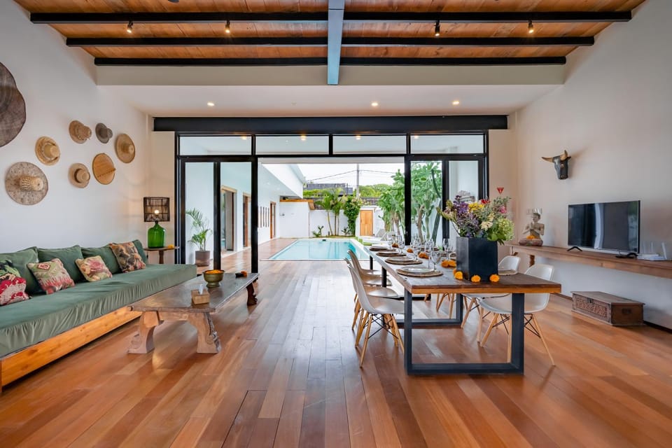 TV and multimedia, Living room, Pool view