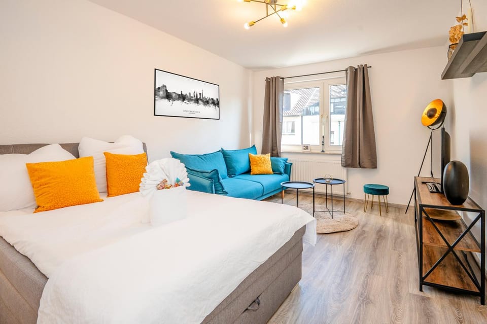 Bed, TV and multimedia, Living room, Photo of the whole room, Seating area, Bedroom