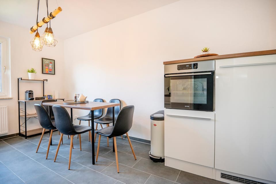 Kitchen or kitchenette, Dining area, oven